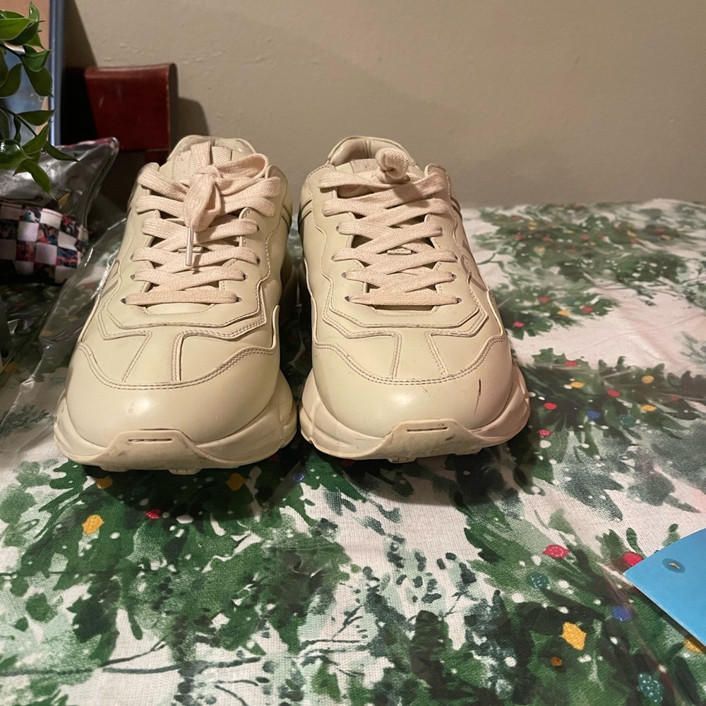 Selling gucci shoes
